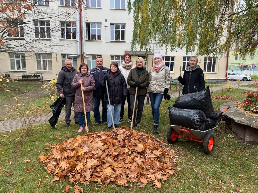 29 октября на территории инкубатора малого предпринимательства КУП «Молодежная социальная служба» прошел субботник